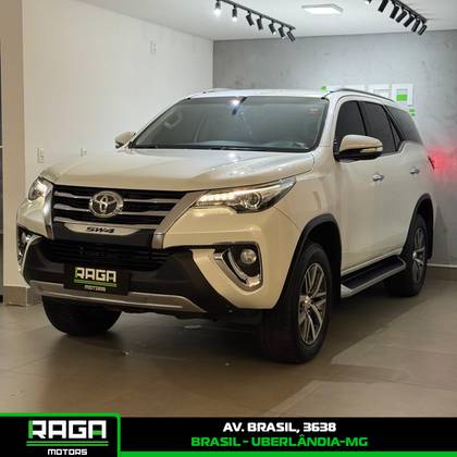 TOYOTA HILUX SW4 2.8 SRX 4X4 7 LUGARES 16V TURBO INTERCOOLER DIESEL 4P AUTOMÁTICO
